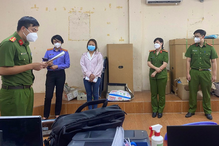 Ngày 15/1, Cơ quan CSĐT Công an TPHCM đã khởi tố bị can, bắt tạm giam Phạm Vũ Phong (Giám đốc công ty Nam Phong), Trương Thị Bảo Trân (nhân viên Phòng vật tư Bệnh viện Thủ Đức) về tội "Vi phạm quy định về đấu thầu gây hậu quả nghiêm trọng", "Đưa hối lộ", "Nhận hối lộ", trong vụ án liên quan đến Công ty Việt Á, Bệnh viện Thủ Đức và Công ty Nam Phong.