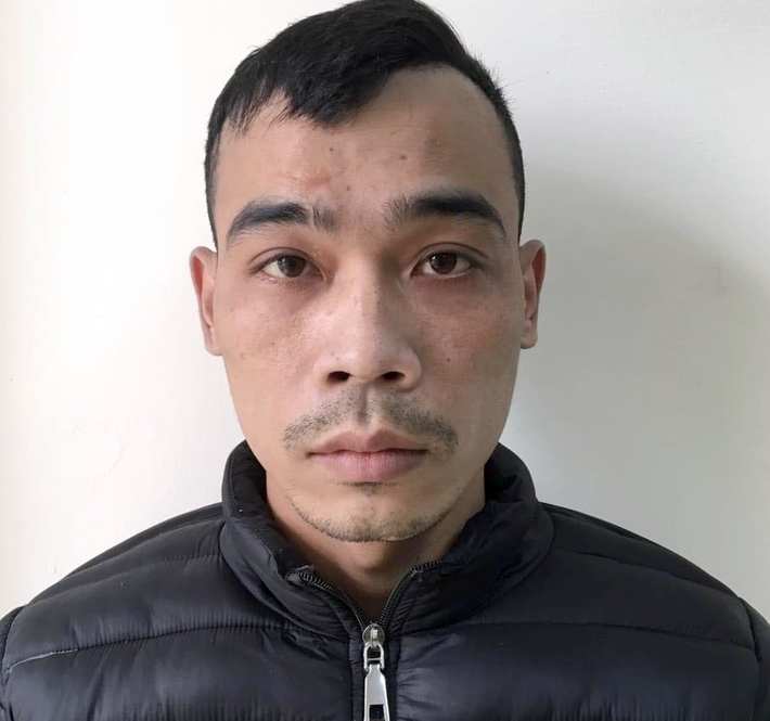 Manh mối tìm ra kẻ trộm tiền của người đi chùa. Công an huyện Thanh Oai, Hà Nội, đang tạm giữ Dương Văn Sỹ (29 tuổi, trú huyện Thường Tín) để điều tra hành vi trộm cắp tài sản. Ngày 7/2, bà T.T.C. đến Công an xã Tam Hưng trình báo bị kẻ gian lấy cắp 18 triệu đồng để trong cốp xe máy SH khi đi lễ ở chùa Thái Ân. Trích xuất camera, cảnh sát phát hiện một nam giới cạy cốp xe của nạn nhân rồi lấy tiền. Sau đó, bỏ đi trên chiếc SH gắn biển số 29Y5. Sau đó, Dương Văn Sỹ ra trình diện và khai nhận hành vi trộm tiền của bà C.