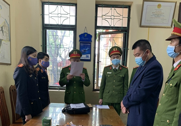 Khởi tố Giám đốc Công ty xây dựng khai thác “chui” khoáng sản. VKSND tỉnh Hà Nam vừa phê chuẩn các Quyết định khởi tố bị can, Lệnh bắt bị can để tạm giam đối với Nguyễn Văn Diễn - Giám đốc Công ty TNHH vận tải và xây dựng Tiến Đạt để điều tra về tội “Vi phạm quy định về khai thác tài nguyên”. Dù không được các cơ quan có thẩm quyền cho phép nhưng Diễn vẫn chỉ đạo khai thác trái phép khối lượng lớn khoáng sản trong và ngoài phạm vi thực hiện Dự án tại xã Liên Sơn, huyện Kim Bảng. Sau đó, Diễn bán cho các tổ chức, cá nhân trong và ngoài tỉnh nhằm mục đích thu lợi bất chính, gây thiệt hại lớn cho Ngân sách Nhà nước. (Nguồn: BVPL)