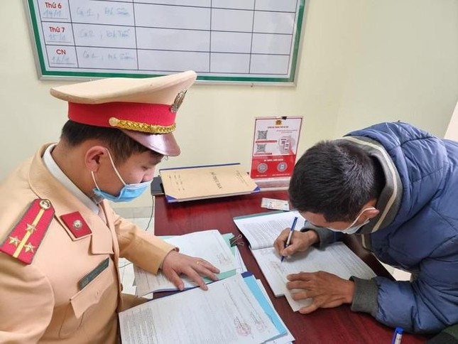 Nhiều cò mồi bị xử lý khi tranh giành khách vãn cảnh chùa Hương. Công an huyện Mỹ Đức (Hà Nội) vừa xử lý, nhắc nhở 7 trường hợp “cò mồi” có hành vi tranh giành khách vãn cảnh chùa Hương, gây mất an ninh trật tự. Các trường hợp bị xử lý gồm Nguyễn Thành C. (SN 1972), Lê Thuý C. (SN 1979), Lưu Văn T. (SN 1975), Bùi Quốc P. (SN 1982), Nguyễn Thị H. (SN 1974) và Bùi Văn H. (SN 1983), trú huyện Mỹ Đức, Hà Nội. Cơ quan chức năng đã lập hồ sơ xử lý 6 trường hợp, phạt số tiền 4,2 triệu đồng, tạm giữ 2 xe máy, 4 giấy phép lái xe, nhắc nhở 1 trường hợp về hành vi lôi kéo tranh giành khách, gây mất trật tự công cộng.