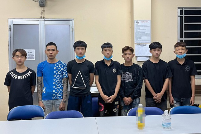 Bắt nhóm cướp nhí chuyên dùng dao tấn công người dân tại TP HCM và liên tỉnh. Ngày 12/2, Phòng Cảnh sát hình sự (PC02), Công an TP HCM phối hợp với nhiều đơn vị đã bắt giữ được băng nhóm chuyên dùng dao tấn công, cướp tài sản của người dân liên tỉnh và TPHCM. Băng cướp gồm 8 đối tượng do Từ Tấn Phú (SN 2004) kẻ cầm đầu băng cướp thường xuyên gây án trên địa bàn liên tỉnh, thành suốt thời gian qua. Điển hình là vụ cướp xảy ra rạng sáng 7/2, gần cầu Cống Dinh (ấp 2, xã Phước Kiển, huyện Nhà Bè), nhóm cướp đã chặn xe anh Phạm Gia K. dùng dao đâm vào vai và đùi nạn nhân để giật điện thoại, cướp ví và xe máy. Nhóm cướp thực hiện nhiều vụ khác và đang bị điều tra.