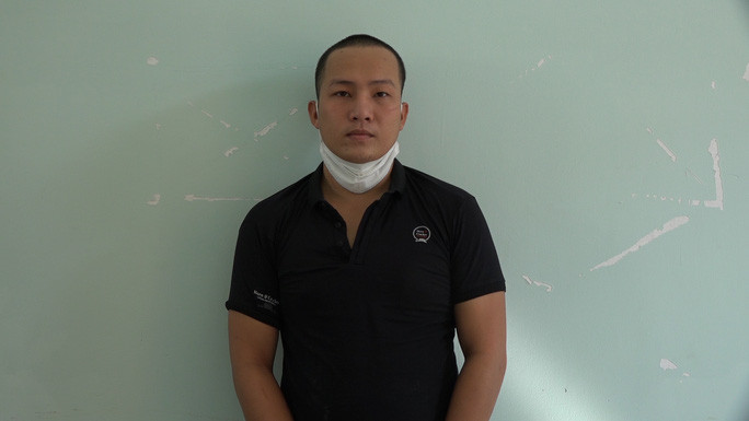 Tưới xăng đốt nhà công an viên vì bị dẹp trường gà. Ngày 12/2, Công an huyện Gò Quao, tỉnh Kiên Giang cho biết đang tạm giam Nguyễn Văn Thảo (26 tuổi, xã Vĩnh Phước A, huyện Gò Quao) để điều tra về tội "Cố ý gây thương tích" – sau 2 năm đối tượng này trốn truy nã. Tháng 12/2019, ông Tiêu Quốc Lịnh, công an viên phát hiện và giải tán nhiều đối tượng tụ tập đá gà trên đất ông nội Thảo. Bực tức, tối cùng ngày, Thảo mang xăng đến đòi đốt nhà và tưới xăng vào người ông Lịnh nhưng bật lửa không cháy. Tháo dùng thanh sắt đánh ông Lịnh và dọa giết. Thảo bỏ trốn khi cơ quan chức năng đang điều tra, xử lý.