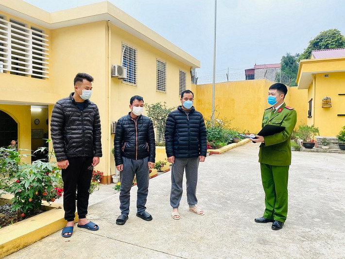 Bắt giam hàng loạt cán bộ Lạng Sơn làm luật cửa khẩu: Ngày 21/1, Cơ quan CSĐT Công an tỉnh Lạng Sơn đã khởi tố 3 bị can Phạm Văn Hoàn - nguyên cán bộ Phòng Cảnh sát môi trường Công an tỉnh Lạng Sơn, Ngô Xuân Trường - cán bộ hải quan tỉnh Lạng Sơn và Lê Đức Quỳnh về tội Đưa hối lộ. Ba bị can khác trước đó là Nông Tuấn Anh, Lâm Văn Hưởng, cùng công tác tại Đội QLTT đô thị huyện Cao Lộc và Đinh Văn Thìn đã bị khởi tố, bắt tạm giam về tội Nhận hối lộ.