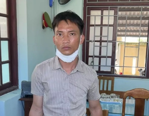 Trưa 17/2, Công an tỉnh Quảng Nam đã dẫn giải Trần Văn Viên đi thực nghiệm hiện trường tại cầu Ông Hiển (bến đò Tam Hải), nơi nghi phạm này ném con của mình xuống sông Trường Giang. (Ảnh: NLĐ)