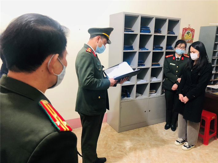 Khởi tố 8 bị can vụ mua bán đề thi công chức ở Lạng Sơn: Đầu tháng 1/2022, Cơ quan ANĐT Công an tỉnh Lạng Sơn đã khởi tố 8 bị can, gồm: Đinh Thị Giang; Nông Thị Hòa; Hoàng Thanh Thảo; Hoàng Trung Mạnh, cùng là công chức Phòng Công chức, viên chức Sở Nội Vụ tỉnh Lạng Sơn; Phạm Thị Hường; Liễu Minh Tuấn và Hoàng Thùy Hương, cùng là công chức Sở Lao động, Thương binh và Xã hội tỉnh Lạng Sơn; Chúc Ngọc Huyền, công chức Phòng Nội vụ thành phố Lạng Sơn về tội "Mua bán tài liệu bí mật Nhà nước".