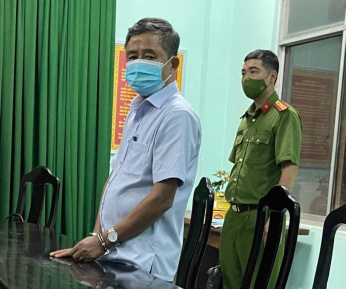 Cả 5 bị can có vi phạm xảy ra tại Dự án Khu thương mại dịch vụ và dân cư Tân Việt Phát 2, thuộc quỹ đất hai bên đường 706B (nay là đường Võ Nguyên Giáp, Nguyễn Thông) phường Phú Hài, TP Phan Thiết, tỉnh Bình Thuận. 5 bị can trên đều liên quan đến việc giao hơn 92.000 m2 đất của 3 lô đất ở khu vực trên vào năm 2017 nhưng lại áp giá đất năm 2013, gây thiệt hại cho ngân sách Nhà nước hơn 70 tỷ đồng.