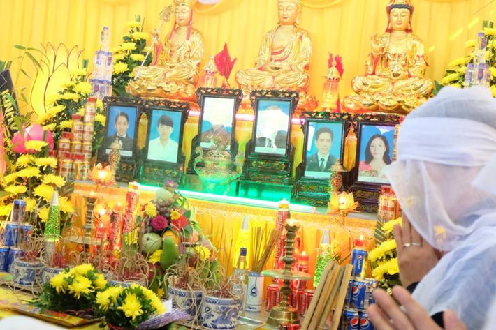 Di ảnh các nạn nhân.