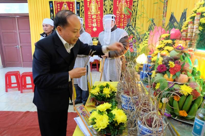 Bạn bè, người thân đến thắp nén nhang tiễn biệt.