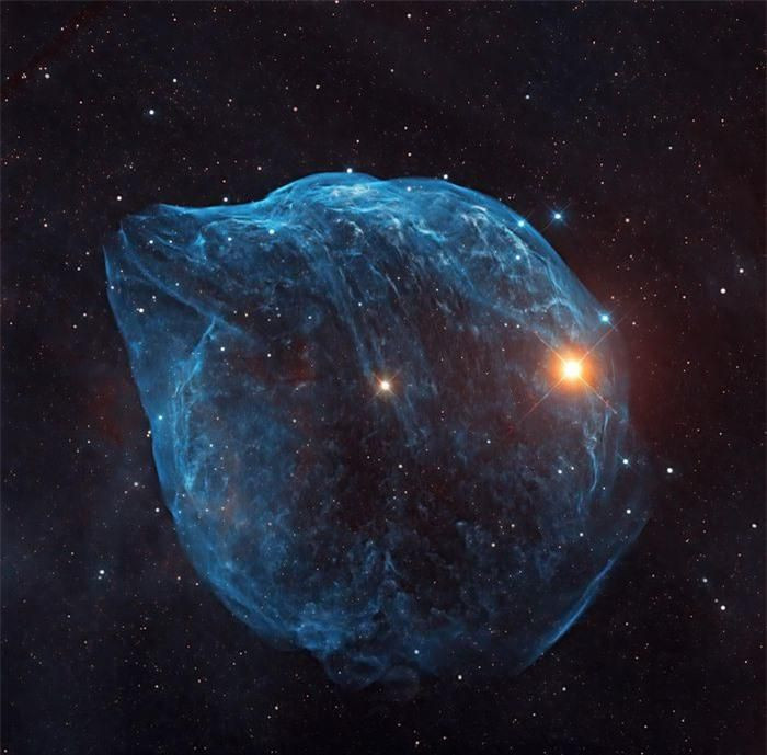 Tinh vân Đầu Cá Heo nằm ở trung tâm của chòm sao Canis Major. Sau một tháng chờ đợi điều kiện hoàn hảo, nhiếp ảnh gia đã chụp được kỳ quan phát sáng này. Tác giả: Yovin Yahathugoda.