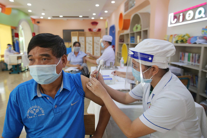 GS.TS Đặng Đức Anh- Viện trưởng Viện Vệ sinh dịch tễ TW cho biết, công tác bảo quản vắc xin có vai trò rất quan trọng để đảm bảo chất lượng của vắc xin phục vụ cho các hoạt động tiêm chủng nói chung, đặc biệt là cho chiến dịch tiêm vắc xin COVID-19 tại Việt Nam. Ảnh: Người Lao Động.