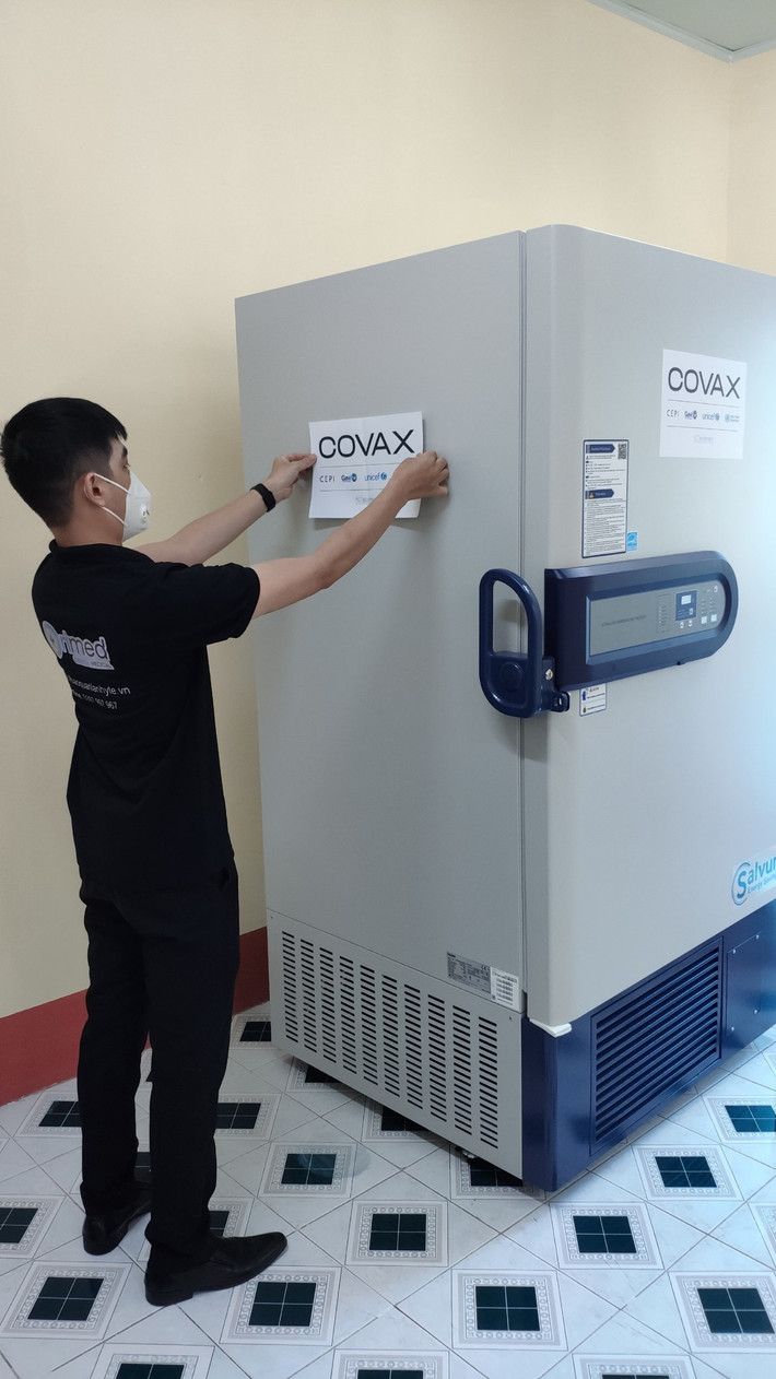 Mỗi tủ lạnh âm sâu có thể bảo quản 160.000 liều vắc xin, đặc biệt là đối với những vắc xin ngừa COVID-19 cần phải bảo quản trong điều kiện âm sâu như Pfizer. Ảnh: UNICEF Viet Nam - Quỹ Nhi Đồng Liên Hợp Quốc.