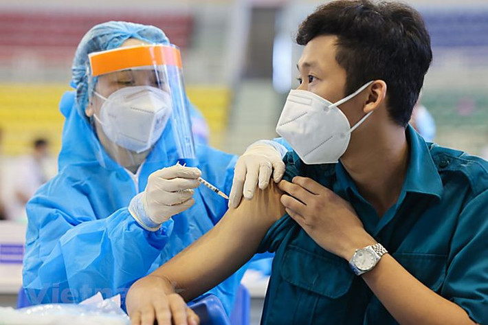 Sử dụng gas lạnh và công nghệ làm lạnh ghép tầng, tủ lạnh âm sâu dùng để bảo quản vắc xin có hệ thống cảnh báo qua GSM và chức năng điều khiển thiết bị từ xa. Ảnh: benhvienquan11.