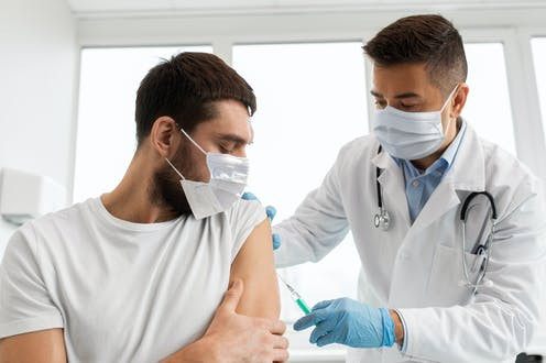 Trong bối cảnh đại dịch COVID-19 có những diễn biến phức tạp, nhóm chuyên gia trên cho hay chính phủ các nước nên tập trung miễn dịch cho người chưa tiêm chủng và chờ thêm dữ liệu về liều tăng cường.