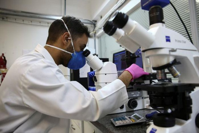 Phân tử này là một peptide, hay còn gọi là chuỗi axit amin, có khả năng kết nối với enzyme PLPro của virus SARS-CoV-2 mà không gây hại đến những tế bào khác.