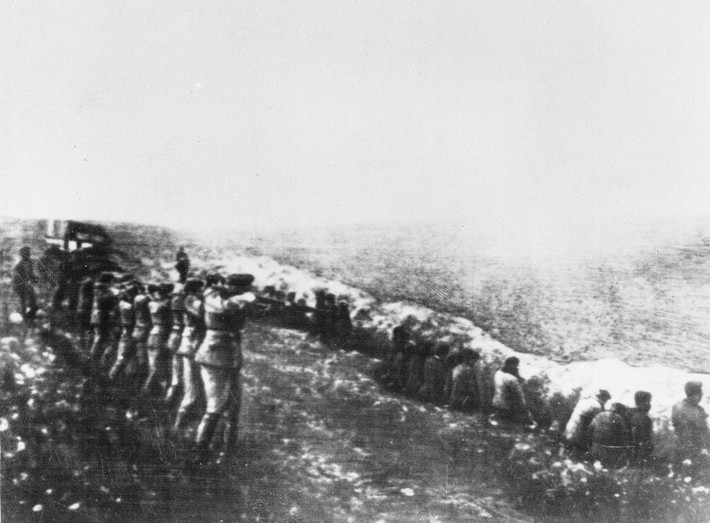 Khi Hồng quân Liên Xô giải phóng Kiev năm 1943, khoảng 70.000 - 200.000 người dân địa phương bị lính Đức quốc xã sát hại ở hẻm núi Babi Yar.