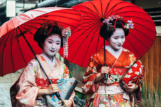 Trong thời gian huấn luyện, các Maiko được dạy không bao giờ được phép tiết lộ thông tin khách hàng hay những gì xảy ra trong buổi tiệc tiếp khách.