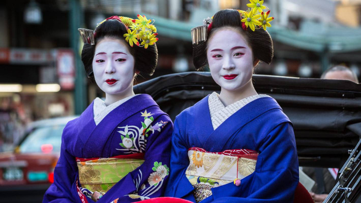 Ngoài các buổi học trên lớp, Maiko có thể học hỏi kinh nghiệm từ những Geisha bằng cách đi theo và quan sát cách các "tiền bối" làm việc.