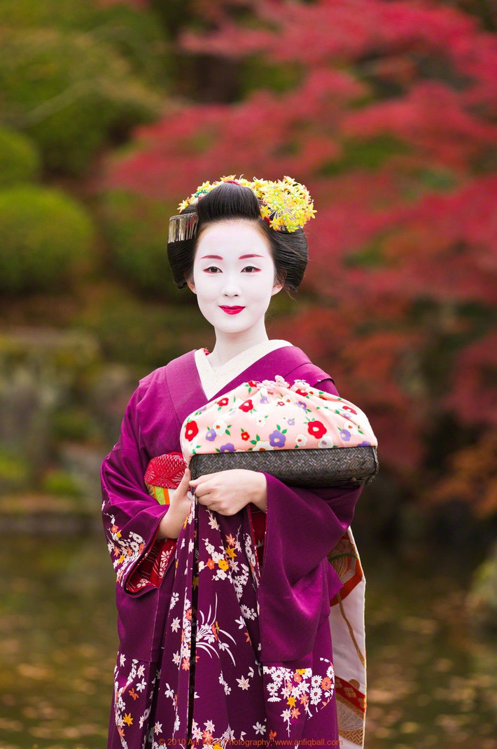Để trở thành Geisha xuất sắc, các thiếu nữ Nhật Bản đều trải qua quá trình tôi luyện thành tài đầy gian khổ trong khoảng 6 năm. Khi ấy, họ được gọi là Maiko.