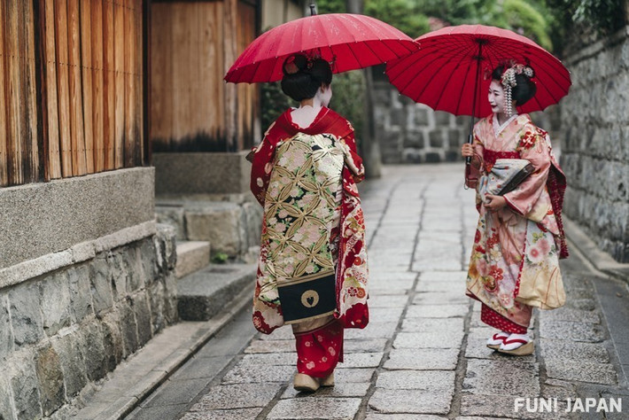 Các Maiko sẽ tham gia các lớp huấn luyện từ thứ Hai đến thứ Sáu ở Okeikoya - trường huấn luyện cho các cô gái để trở thành Geisha.