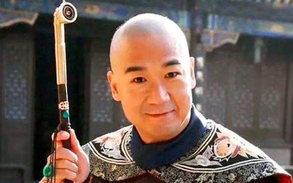 Kỷ Hiểu Lam (1724 - 1805) là vị quan nổi tiếng thời nhà Thanh. Cuộc đời của ông được nhiều người biết đến thông qua các tiểu thuyết, phim truyền hình... Theo đó, Kỷ Hiểu Lam được xây dựng là viên quan thông minh, đa tài và thanh liêm. Ông thường có những cuộc đấu trí với tham quan Hòa Thân.