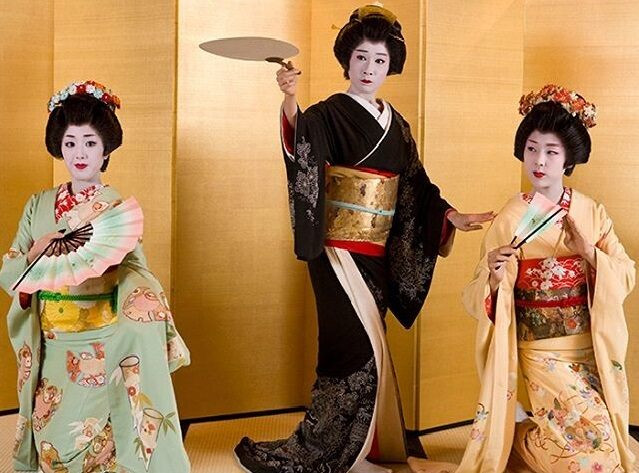 Vào thế kỷ 18 - 19, Geisha Nhật Bản rất phổ biến. Họ là những nghệ sĩ đa tài và được xem là một nghệ thuật giải trí truyền thống. Họ không chỉ có tài nhảy múa, chơi nhạc cụ, hát, cắm hoa... mà còn giỏi kể chuyện và trò chuyện với khách.