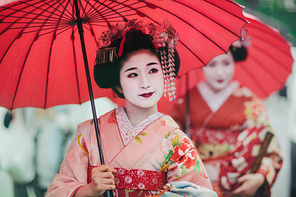 Tại các buổi học, Maiko được dạy về nghệ thuật truyền thống Nhật Bản cũng như các kỹ năng như: âm nhạc, hội họa, ca kịch, cắm hoa, tổ chức tiệc trà truyền thống...