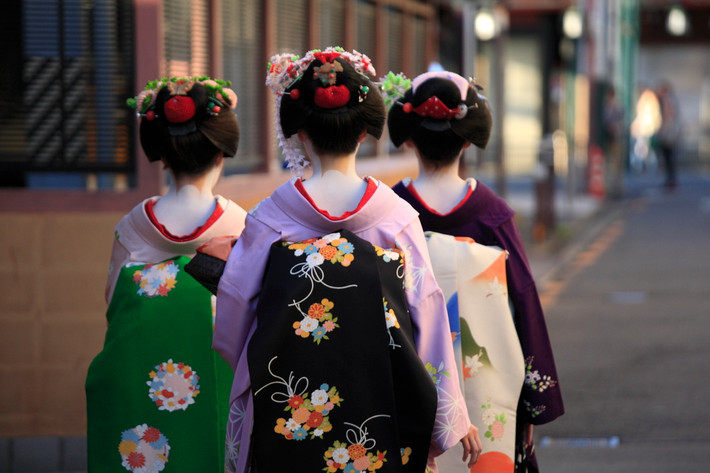 Đặc biệt, Maiko học cách nói năng, phát âm, các giọng nói địa phương, cách đi lại khi mặc trang phục kimono truyền thống.