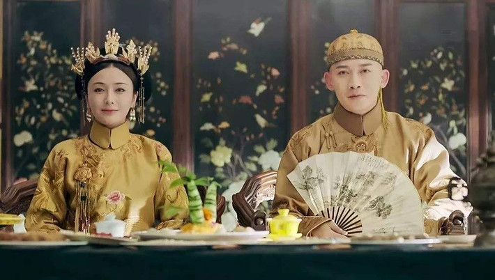 Không chỉ có tài trị nước, hoàng đế Khang Hy của nhà Thanh còn được biết đến là vị vua đa tình. Trong hậu cung của ông có hàng ngàn phi tần mỹ nữ tuyệt sắc.