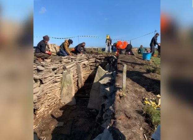 Trong cuộc khai quật tại đảo Sanday, quần đảo Orkney, Scotland, các chuyên gia phát hiện một ngôi mộ thời kỳ đồ đá. Khi mở mộ, họ vô cùng bất ngờ trước những khám phá quan trọng.