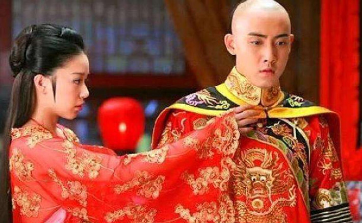 Để vượt qua cửa ải cuối cùng trước khi kết hôn, các phò mã phải trải qua một đêm bên cung nữ do hoàng hậu hay thái hậu chỉ định để xác định người công chúa sắp kết hôn có thực sự hoàn toàn khỏe mạnh, cường tráng hay không.