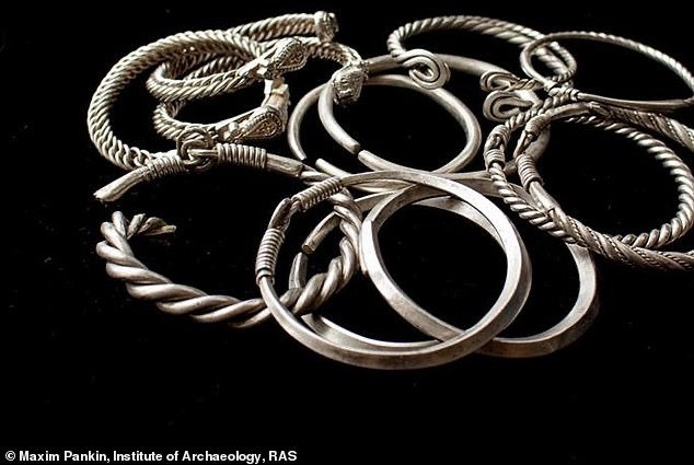 Trong cuộc khai quật gần một khe núi tại thành phố cổ Old Ryazan - thủ đô một vương quốc của người Rus bị quân Mông Cổ bao vây và cướp phá vào năm 1237, các nhà khảo cổ ở Nga phát hiện một kho báu giá trị.