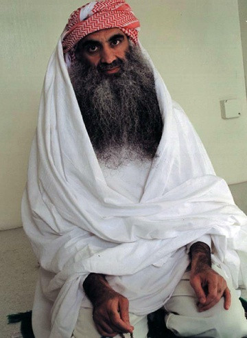 Sau khi vụ khủng bố 11/9 xảy ra, Osama bin Laden - thủ lĩnh của al-Qaeda khi đó được coi là chủ mưu. Thế nhưng, một số nhân vật cấp cao của al-Qaeda bị bắt giữ đã khai ra Khalid Sheik Mohammed chính là kiến trúc sư trưởng lên kế hoạch tấn công khủng bố nước Mỹ.