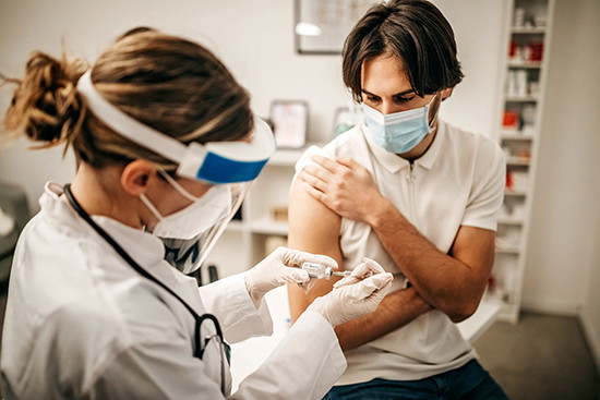 Theo WHO, việc tập trung phủ vắc-xin cho nhóm những người chưa được tiêm chủng sẽ có tác dụng tích cực hơn đối với sức khoẻ cộng đồng, góp phần sớm đẩy lùi đại dịch COVID-19.