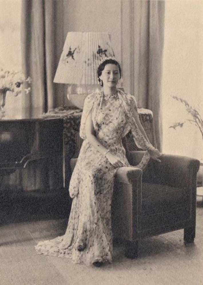 Sinh năm 1912, Nam Phương Hoàng hậu tên thật là Nguyễn Hữu Thị Lan. Bà xuất thân trong gia đình trâm anh với bố là cụ Nguyễn Hữu Hào - người giàu có bậc nhất tại miền Nam và mẹ là cụ Lê Thị Bình (con gái Lê Phát Đạt - một trong 4 người giàu nhất Việt Nam thời bấy giờ).