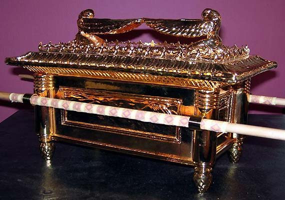 Trong đó, trên nắp hòm có 2 bức tượng bằng vàng tạc hình thiên sứ hộ giá mặt đối mặt với nhau trong tư thế đang quỳ, đầu cúi gằm và dang rộng đôi cánh. Hòm giao ước được dùng để lưu giữ các thánh vật linh thiêng trong tôn giáo gồm: 2 phiến đá cổ khắc 10 điều răn của Chúa, chiếc gậy chăn chiên của Aaron và một chiếc bình đựng lương thực mà Chúa đã ban tặng.