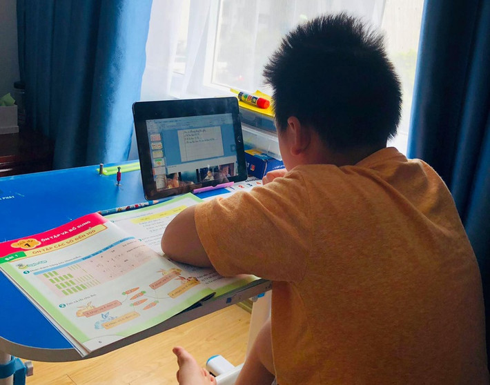 Trước hiện tượng chập chờn khi truy cập vào các ứng dụng học tập, đại diện Viettel cho biết đã chủ động mở rộng dung lượng, tối ưu các hướng truy cập, ưu tiên kết nối để đảm bảo lưu lượng với các nhà cung cấp dịch vụ học trực tuyến (Microsoft Team, Google Meet, Zoom ...). Ảnh: Zing.