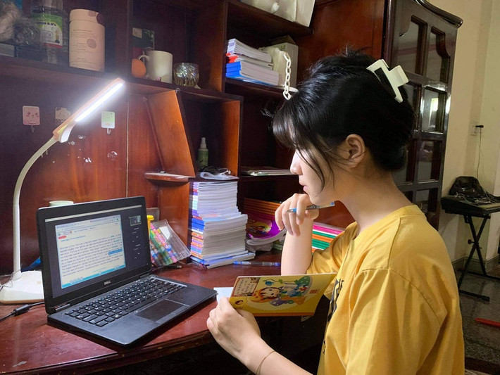 Tương tự, đại diện VNPT cho hay, nhằm hạn chế ảnh hưởng đến chất lượng dịch vụ, nhất là với giáo viên, học sinh, sinh viên đang dạy và học online, nhà mạng đã ưu tiên xử lý định tuyến lưu lượng để đảm bảo cho các dịch vụ học tập trực tuyến, họp/hội thảo online. Ảnh: Zing.