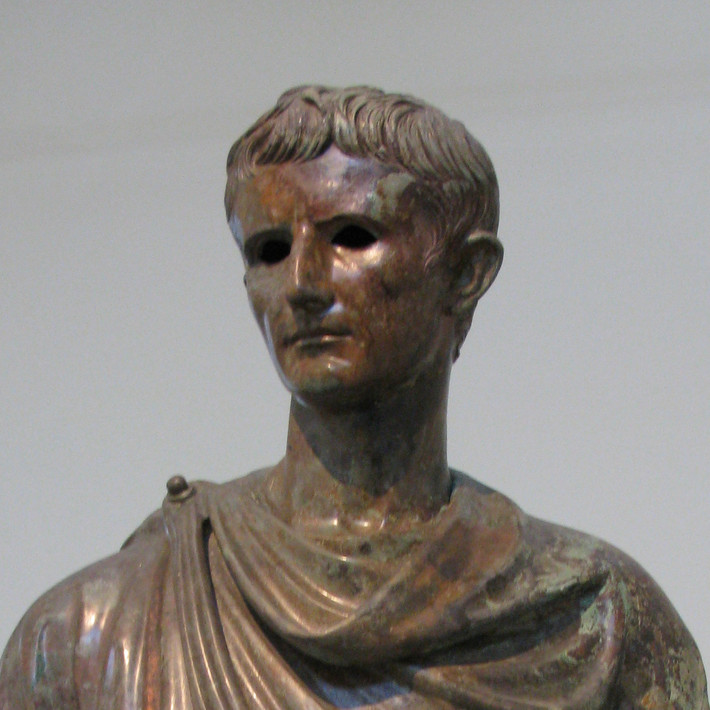 Hoàng đế Augustus (sinh năm 63 trước Công nguyên - mất năm 14 sau Công nguyên) được người đời ghi nhớ với công lao là đã thay thế nền cộng hòa La Mã bằng một nền quân chủ.