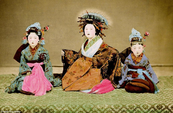Vào khoảng năm 1900, Yoshiwara là sinh sống và làm việc của 9.000 kỹ nữ tại 126 kỹ viện.