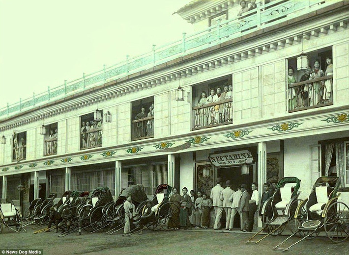 Trong khi đó, ko-mise là những kỹ nữ ở cấp bậc thấp nhất. Họ chủ yếu mua vui cho nhóm khách hàng bình dân. Trong ảnh là một số nam giới tìm đến phố đèn đỏ để "vui vẻ" với các kỹ nữ.
