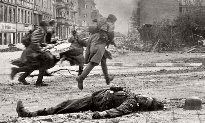 Trong trận chiến Berlin, Hồng quân Liên Xô nhận được sự hậu thuẫn của Tập đoàn quân Ba Lan đông tới 200.000 người. Trong khi đó, quân phát xít Đức nhận được sự hỗ trợ từ hàng ngàn binh sĩ nước ngoài để tiếp tục chiến đấu chống Liên Xô.
