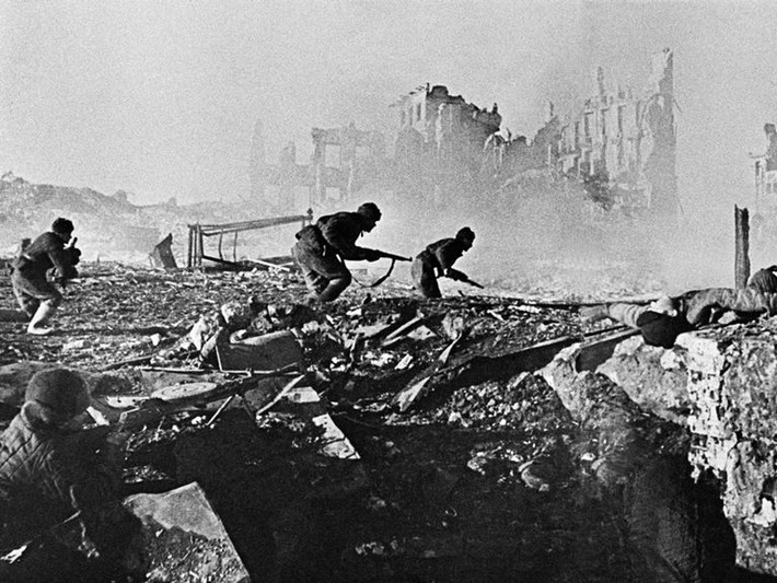 Diễn ra từ tháng 7/1942 - 2/1943, trận Stalingrad diễn ra ở thành phố cùng tên của Liên Xô. Cuộc chiến chia làm 2 giai đoạn chính: Hồng quân phòng ngự (từ tháng 7/1942 - 11/1942) và Hồng quân phản công (từ tháng 11/1942 - 2/1943).
