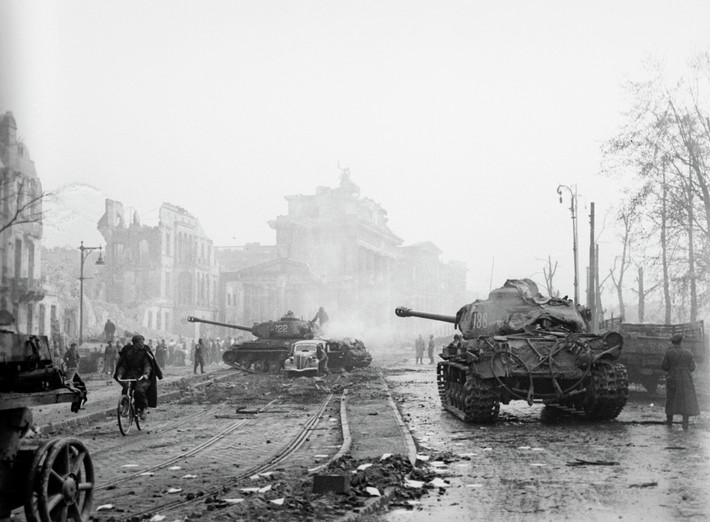 Trận Stalingrad được giới chuyên gia nhận định là một trong những trận đánh có quy mô lớn nhất và đẫm máu nhất trong lịch sử quân sự thế giới. Theo ước tính, tổng số người thương vong và mất tích của Liên Xô và Đức quốc xã trong trận Stalingrad khoảng 2 triệu người.
