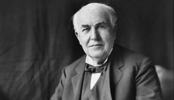 Với số lượng phát minh "khủng" góp phần xoay vần bánh xe lịch sử nên khi Edison qua đời ở New Jersey vào ngày 18/10/1931 ở tuổi 84, hàng triệu người dân thế giới tiếc thương. Để tưởng nhớ ông, Mỹ tắt toàn bộ đèn điện trên toàn lãnh thổ trong 1 phút.