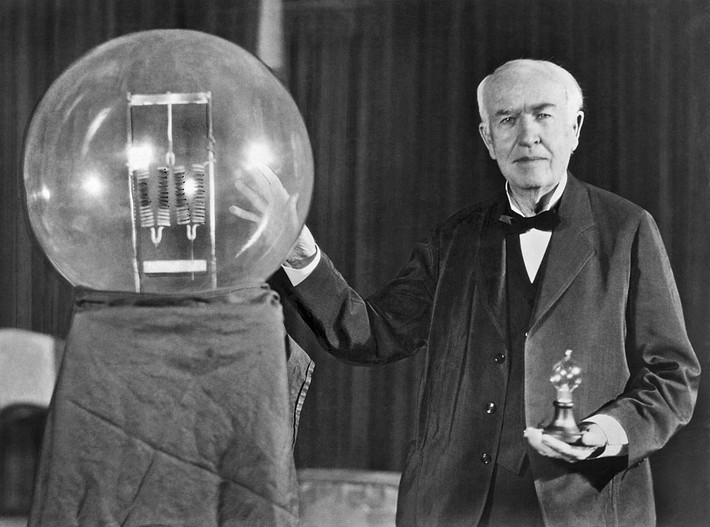 Trong số các sáng chế, Thomas Edison được biết đến nhiều nhất nhờ phát minh ra bóng đèn điện. Ông sáng chế ra bóng đèn điện sau khi thực hiện hàng ngàn thí nghiệm thất bại.