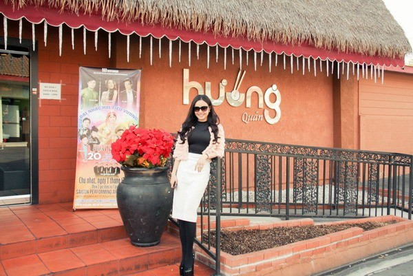Nhà hàng của Việt Hương khá đặc biệt khi được lợp mái rạ và rợp bóng cây xanh giống hệt những ngôi nhà cổ ở Việt Nam. Diễn viên hài từng chia sẻ, vợ chồng cô và Hoài Tâm cùng hùn vốn mở nhà hàng. Tuy nhiên, vì bận lo chuyện đi diễn gần xa, Việt Hương nhường hết chuyện quản lý nhà hàng cho đối tác của mình.