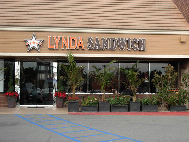 Vợ chồng ca sĩ Lynda Trang Đài có một tiệm sandwich nhỏ ở khu Little Saigon, California, Mỹ.