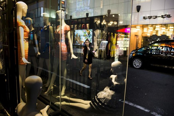 Ban ngày, Shinjuku cũng như mọi thành phố tại Nhật Bản, hối hả, tấp nập, không phút ngưng nghỉ. Nhưng đến khi bóng tối phủ xuống, Shinjuku mới "hiện nguyên hình" là một tụ điểm ăn chơi sầm uất.