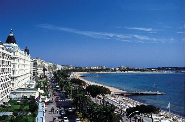 Cannes, Pháp: Thành phố Cannes của Pháp cũng thường xuyên xuất hiện siêu xe của các tay chơi Trung Đông khi mùa hè đến. Đến đây, du khách sẽ bắt gặp cảnh dàn siêu xe xếp dài cả trăm mét trên những con đường bên bờ biển. Nhiều người nói đùa khi hè đến, Cannes là nơi tụ họp của hầu hết siêu xe nổi tiếng thế giới.
