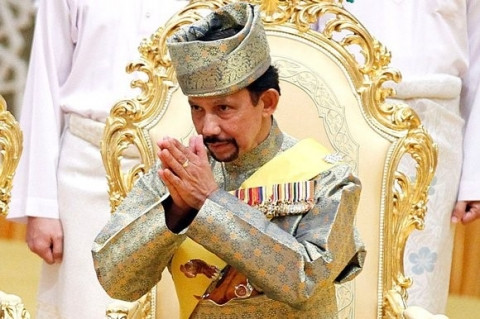 Quốc vương Brunei Hassanal Bolkiah sinh năm 1946, ông từng theo học tại Trường Sĩ quan Lục quân Hoàng gia Sandhurst (Anh) và trở về nước kế vị vua cha năm 1967. Vua Hassanal Bolkiah nổi tiếng là ông vua giàu có bậc nhất, sở hữu khối tài sản khổng lồ lên đến 20 tỷ USD.
